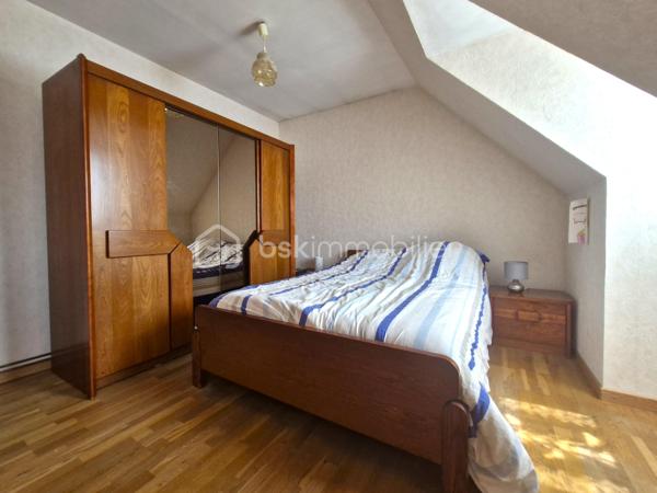 Située sur la commune de BRAINE, cette maison indépendante offre un cadre de vie agréable et paisible, avec de beaux volumes intérieurs et de nombreux espaces à exploiter.

Laissez-vous accueillir par une belle et grande entrée qui dessert un séjour double traversant, lumineux et chaleureux, agrémenté d’une cheminée.

Le rez-de-chaussée se compose également d’une grande cuisine, d’une salle de bains, de WC indépendants, ainsi que d’une pièce supplémentaire pour un bureau, une salle de jeux, ou une chambre au RDC qui offre  alors le confort de vie de plain-pied.

À l’étage, vous retrouverez trois chambres lumineuses, un grand débarras idéal pour tout ranger, ainsi qu’une seconde salle d’eau avec douche et WC.

Côté extérieur, vous profiterez d’un jardin agréable entièrement clos, complété par une terrasse couverte, idéale pour partager des moments en famille ou entre amis et profiter pleinement des beaux jours. Une partie du terrain pourra également être aménagée en potager, pour les amateurs de jardinage.

La maison bénéficie également d’un sous-sol total, composé d’une cave, d’une partie aménagée en bureau et espace de rangement, ainsi que de le garage pour les véhicules.

Côté confort, la maison dispose de huisseries en PVC double vitrage, d’un chauffage au gaz et de l’assainissement collectif.

Le tout dans un environnement particulièrement calme, à BRAINE, commune avec toutes les commodités, écoles et collège, pour profiter d’un cadre de vie paisible.

Une maison familiale aux beaux volumes, offrant de nombreuses possibilités et un extérieur agréable. À découvrir sans tarder !