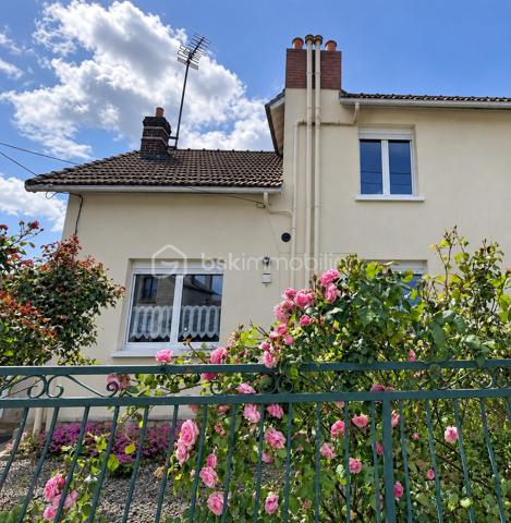 Située à 10 min de Crepy - en Valois cette maison de 83 m² habitables est implantée sur un terrain de 716 m².

Elle se compose au rez-de-chaussée d’une cuisine aménagée, d’une pièce de vie avec cheminée à foyer ouvert et d’une salle d’eau d’un wc et d’une véranda de 18 m2.

À l’étage, un palier dessert deux chambres, et d’un bureau.

La maison dispose également d’un grand garage de 50 m², d’une cave et de deux dépendances, offrant de belles possibilités de rangement, d’atelier ou d’aménagement.

Le terrain de 716 m² permet de profiter d’un bel espace extérieur et de l’aménager selon vos envies.

Des travaux sont à prévoir, mais la maison offre une belle base et un réel potentiel pour créer un intérieur à votre goût.

Un bien intéressant pour ceux qui recherchent une maison avec du terrain, des dépendances et de beaux espaces annexes, tout en ayant un projet de rénovation.

À découvrir très vite.