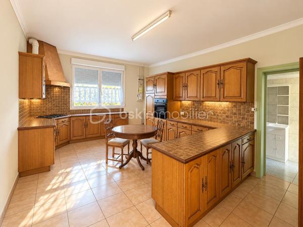 Située à 10 min de Crepy - en Valois cette maison de 83 m² habitables est implantée sur un terrain de 716 m².

Elle se compose au rez-de-chaussée d’une cuisine aménagée, d’une pièce de vie avec cheminée à foyer ouvert et d’une salle d’eau d’un wc et d’une véranda de 18 m2.

À l’étage, un palier dessert deux chambres, et d’un bureau.

La maison dispose également d’un grand garage de 50 m², d’une cave et de deux dépendances, offrant de belles possibilités de rangement, d’atelier ou d’aménagement.

Le terrain de 716 m² permet de profiter d’un bel espace extérieur et de l’aménager selon vos envies.

Des travaux sont à prévoir, mais la maison offre une belle base et un réel potentiel pour créer un intérieur à votre goût.

Un bien intéressant pour ceux qui recherchent une maison avec du terrain, des dépendances et de beaux espaces annexes, tout en ayant un projet de rénovation.

À découvrir très vite.