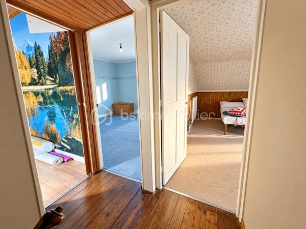 Située à 10 min de Crepy - en Valois cette maison de 83 m² habitables est implantée sur un terrain de 716 m².

Elle se compose au rez-de-chaussée d’une cuisine aménagée, d’une pièce de vie avec cheminée à foyer ouvert et d’une salle d’eau d’un wc et d’une véranda de 18 m2.

À l’étage, un palier dessert deux chambres, et d’un bureau.

La maison dispose également d’un grand garage de 50 m², d’une cave et de deux dépendances, offrant de belles possibilités de rangement, d’atelier ou d’aménagement.

Le terrain de 716 m² permet de profiter d’un bel espace extérieur et de l’aménager selon vos envies.

Des travaux sont à prévoir, mais la maison offre une belle base et un réel potentiel pour créer un intérieur à votre goût.

Un bien intéressant pour ceux qui recherchent une maison avec du terrain, des dépendances et de beaux espaces annexes, tout en ayant un projet de rénovation.

À découvrir très vite.