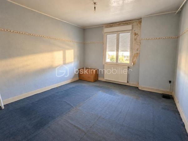 Située à 10 min de Crepy - en Valois cette maison de 83 m² habitables est implantée sur un terrain de 716 m².

Elle se compose au rez-de-chaussée d’une cuisine aménagée, d’une pièce de vie avec cheminée à foyer ouvert et d’une salle d’eau d’un wc et d’une véranda de 18 m2.

À l’étage, un palier dessert deux chambres, et d’un bureau.

La maison dispose également d’un grand garage de 50 m², d’une cave et de deux dépendances, offrant de belles possibilités de rangement, d’atelier ou d’aménagement.

Le terrain de 716 m² permet de profiter d’un bel espace extérieur et de l’aménager selon vos envies.

Des travaux sont à prévoir, mais la maison offre une belle base et un réel potentiel pour créer un intérieur à votre goût.

Un bien intéressant pour ceux qui recherchent une maison avec du terrain, des dépendances et de beaux espaces annexes, tout en ayant un projet de rénovation.

À découvrir très vite.