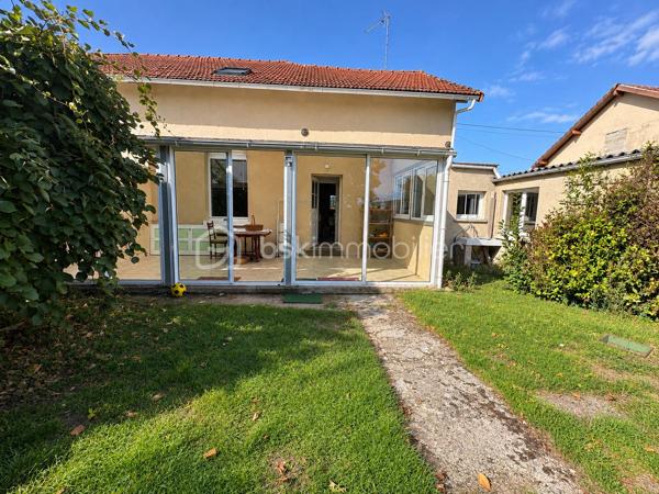 Située à 10 min de Crepy - en Valois cette maison de 83 m² habitables est implantée sur un terrain de 716 m².

Elle se compose au rez-de-chaussée d’une cuisine aménagée, d’une pièce de vie avec cheminée à foyer ouvert et d’une salle d’eau d’un wc et d’une véranda de 18 m2.

À l’étage, un palier dessert deux chambres, et d’un bureau.

La maison dispose également d’un grand garage de 50 m², d’une cave et de deux dépendances, offrant de belles possibilités de rangement, d’atelier ou d’aménagement.

Le terrain de 716 m² permet de profiter d’un bel espace extérieur et de l’aménager selon vos envies.

Des travaux sont à prévoir, mais la maison offre une belle base et un réel potentiel pour créer un intérieur à votre goût.

Un bien intéressant pour ceux qui recherchent une maison avec du terrain, des dépendances et de beaux espaces annexes, tout en ayant un projet de rénovation.

À découvrir très vite.