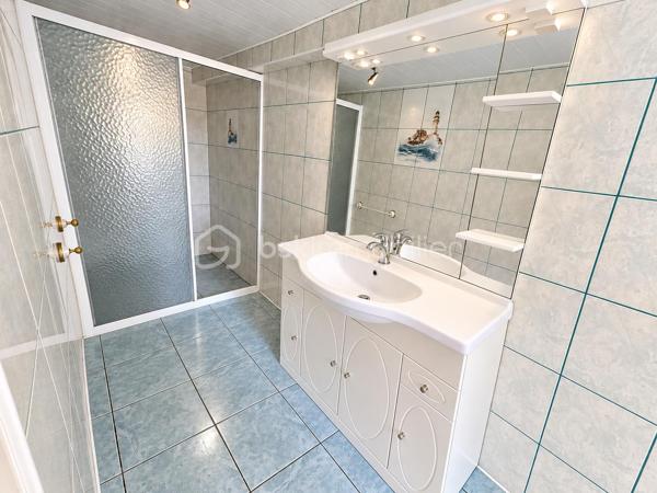 Située à 10 min de Crepy - en Valois cette maison de 83 m² habitables est implantée sur un terrain de 716 m².

Elle se compose au rez-de-chaussée d’une cuisine aménagée, d’une pièce de vie avec cheminée à foyer ouvert et d’une salle d’eau d’un wc et d’une véranda de 18 m2.

À l’étage, un palier dessert deux chambres, et d’un bureau.

La maison dispose également d’un grand garage de 50 m², d’une cave et de deux dépendances, offrant de belles possibilités de rangement, d’atelier ou d’aménagement.

Le terrain de 716 m² permet de profiter d’un bel espace extérieur et de l’aménager selon vos envies.

Des travaux sont à prévoir, mais la maison offre une belle base et un réel potentiel pour créer un intérieur à votre goût.

Un bien intéressant pour ceux qui recherchent une maison avec du terrain, des dépendances et de beaux espaces annexes, tout en ayant un projet de rénovation.

À découvrir très vite.