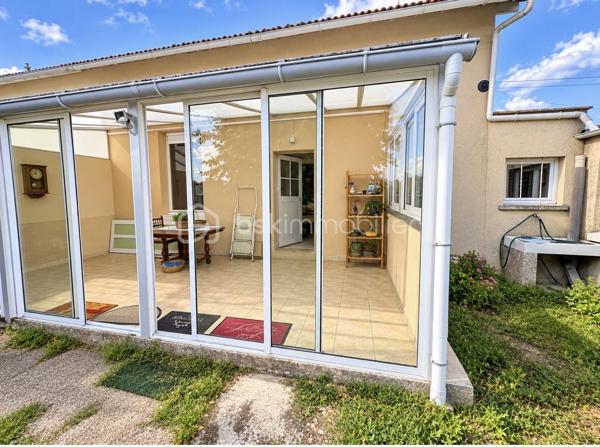 Située à 10 min de Crepy - en Valois cette maison de 83 m² habitables est implantée sur un terrain de 716 m².

Elle se compose au rez-de-chaussée d’une cuisine aménagée, d’une pièce de vie avec cheminée à foyer ouvert et d’une salle d’eau d’un wc et d’une véranda de 18 m2.

À l’étage, un palier dessert deux chambres, et d’un bureau.

La maison dispose également d’un grand garage de 50 m², d’une cave et de deux dépendances, offrant de belles possibilités de rangement, d’atelier ou d’aménagement.

Le terrain de 716 m² permet de profiter d’un bel espace extérieur et de l’aménager selon vos envies.

Des travaux sont à prévoir, mais la maison offre une belle base et un réel potentiel pour créer un intérieur à votre goût.

Un bien intéressant pour ceux qui recherchent une maison avec du terrain, des dépendances et de beaux espaces annexes, tout en ayant un projet de rénovation.

À découvrir très vite.