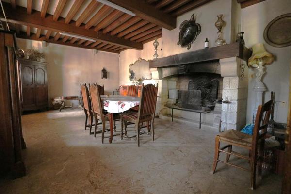 Sénas, maison 215m² avec dépendances et jardin