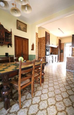 Sénas, maison 215m² avec dépendances et jardin