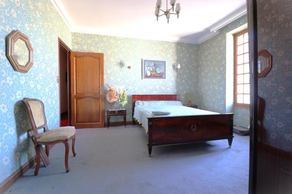 Sénas, maison 215m² avec dépendances et jardin