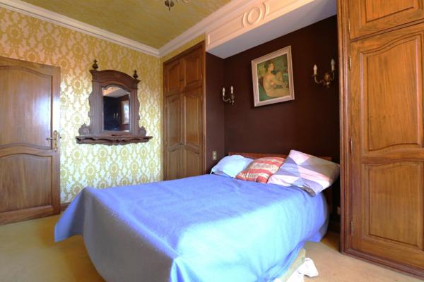 Sénas, maison 215m² avec dépendances et jardin