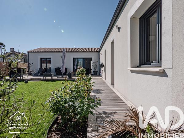 Maison à vendre 6 pièces 138 m² Saint-Saturnin-du-Bois