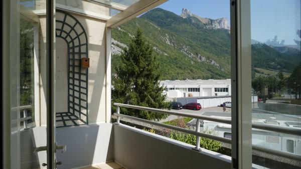 FAVERGES. APPARTEMENT T1BIS AVEC GARAGE ET PARKING PRIVATIF