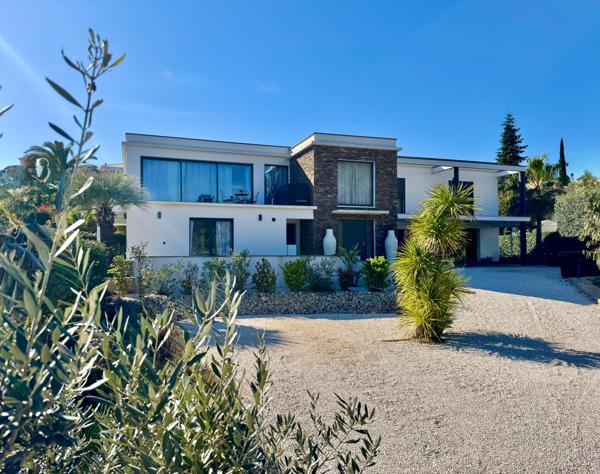 Saint-Aygulf-Var- rare propriété 343 m2 à 7mn des plages-Baisse de prix URGENT