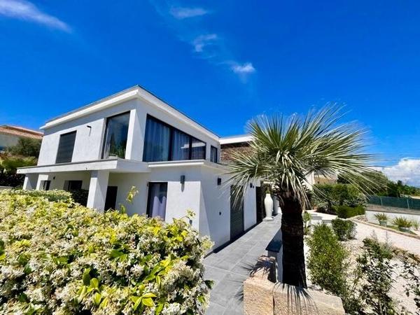 Saint-Aygulf-Var- rare propriété 343 m2 à 7mn des plages-Baisse de prix URGENT