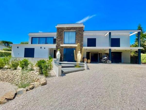 Saint-Aygulf-Var- rare propriété 343 m2 à 7mn des plages-Baisse de prix URGENT