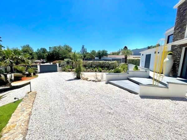 Saint-Aygulf-Var- rare propriété 343 m2 à 7mn des plages-Baisse de prix URGENT