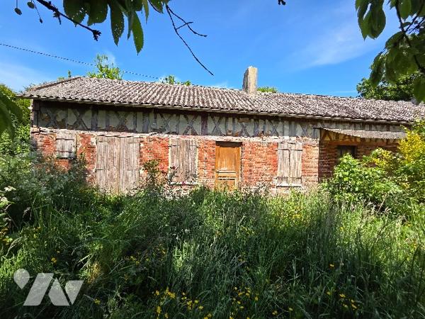 A 5MN D'YVETOT, longère de plain pied d'~75m², 2 chambres, cellier sur terrain ~1830 m².