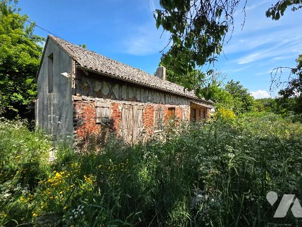 A 5MN D'YVETOT, longère de plain pied d'~75m², 2 chambres, cellier sur terrain ~1830 m².