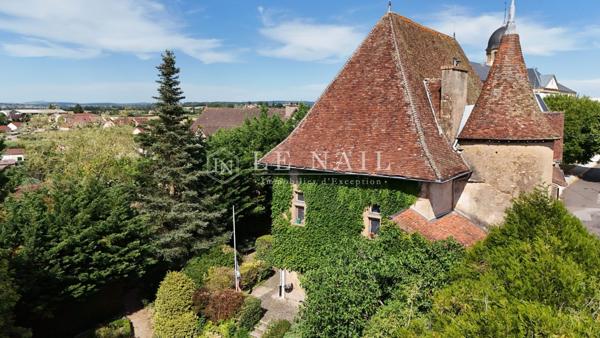 Élégante maison forte des XIVe et XIXe siècles au charme intemporel en Saône-et-Loire
