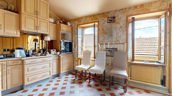 Élégante maison forte des XIVe et XIXe siècles au charme intemporel en Saône-et-Loire