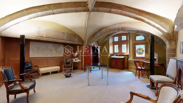 Élégante maison forte des XIVe et XIXe siècles au charme intemporel en Saône-et-Loire