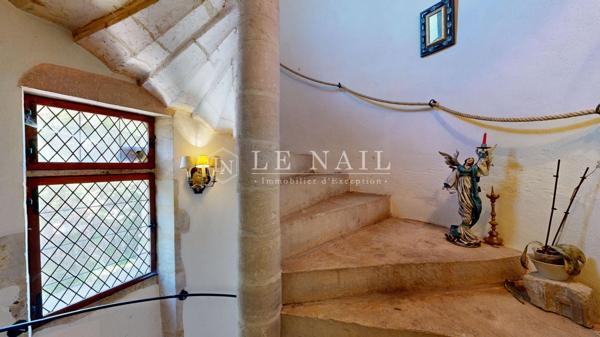 Élégante maison forte des XIVe et XIXe siècles au charme intemporel en Saône-et-Loire