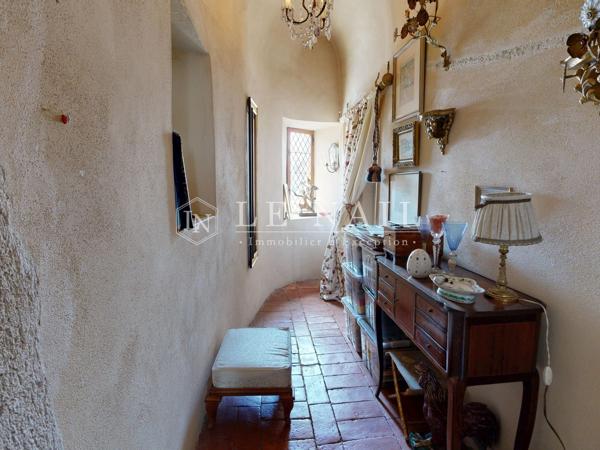 Élégante maison forte des XIVe et XIXe siècles au charme intemporel en Saône-et-Loire