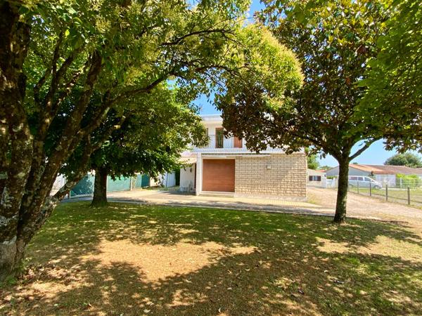 Maison centre Montendre.