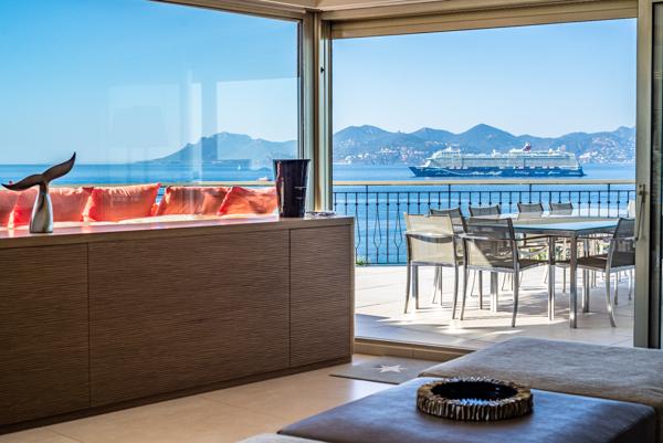 Croisette : Rare et exceptionnel penthouse avec extraordinaire terrasse et vue + joli studio de 53 M2
