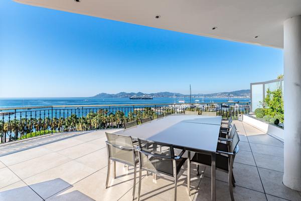 Croisette : Rare et exceptionnel penthouse avec extraordinaire terrasse et vue + joli studio de 53 M2