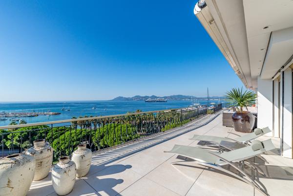 Croisette : Rare et exceptionnel penthouse avec extraordinaire terrasse et vue + joli studio de 53 M2