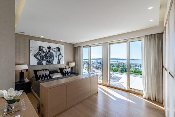 Croisette : Rare et exceptionnel penthouse avec extraordinaire terrasse et vue + joli studio de 53 M2