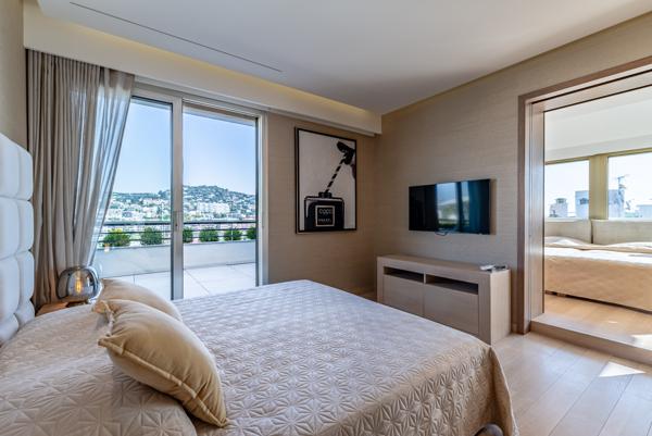 Croisette : Rare et exceptionnel penthouse avec extraordinaire terrasse et vue + joli studio de 53 M2
