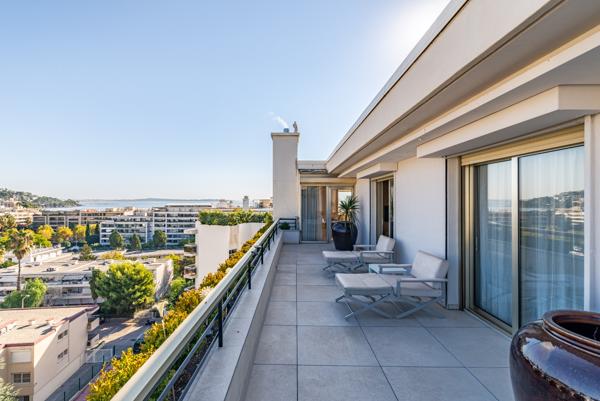 Croisette : Rare et exceptionnel penthouse avec extraordinaire terrasse et vue + joli studio de 53 M2