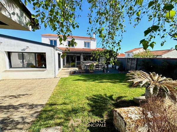 Maison rénovée - 5 chambres - vaste pièce de vie - jardin piscinable €499 000 ** - Référence MN711D