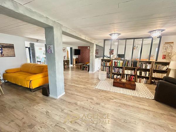 Maison rénovée - 5 chambres - vaste pièce de vie - jardin piscinable €499 000 ** - Référence MN711D