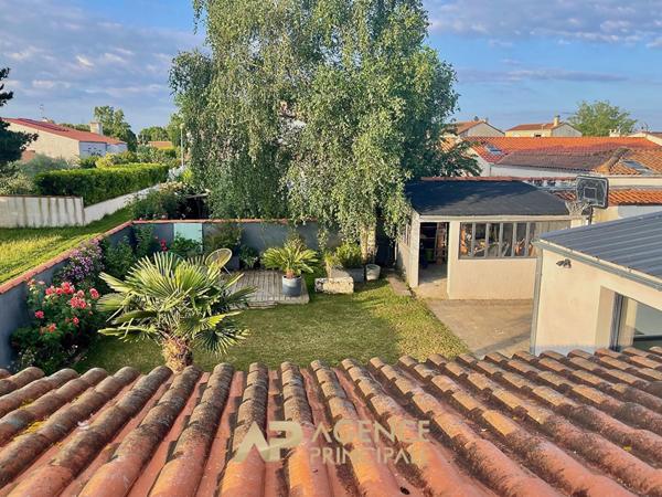 Maison rénovée - 5 chambres - vaste pièce de vie - jardin piscinable €499 000 ** - Référence MN711D