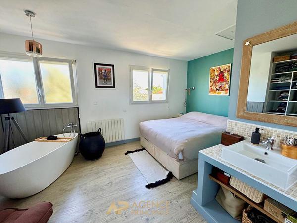 Maison rénovée - 5 chambres - vaste pièce de vie - jardin piscinable €499 000 ** - Référence MN711D