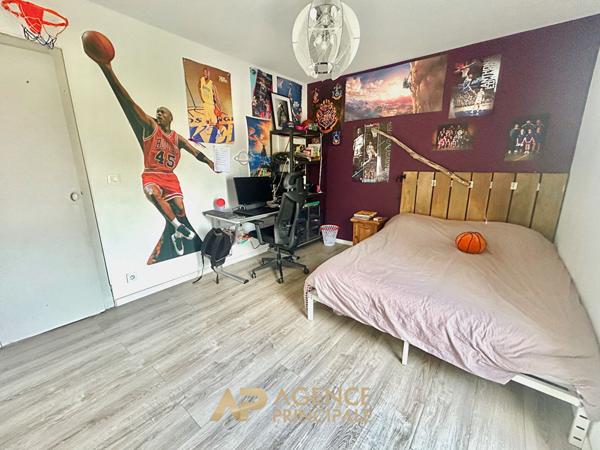 Maison rénovée - 5 chambres - vaste pièce de vie - jardin piscinable €499 000 ** - Référence MN711D