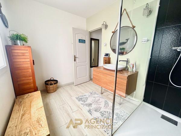 Maison rénovée - 5 chambres - vaste pièce de vie - jardin piscinable €499 000 ** - Référence MN711D