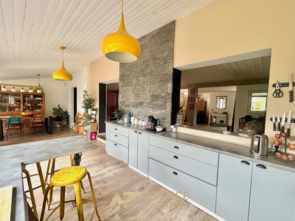 Maison rénovée - 5 chambres - vaste pièce de vie - jardin piscinable €499 000 ** - Référence MN711D
