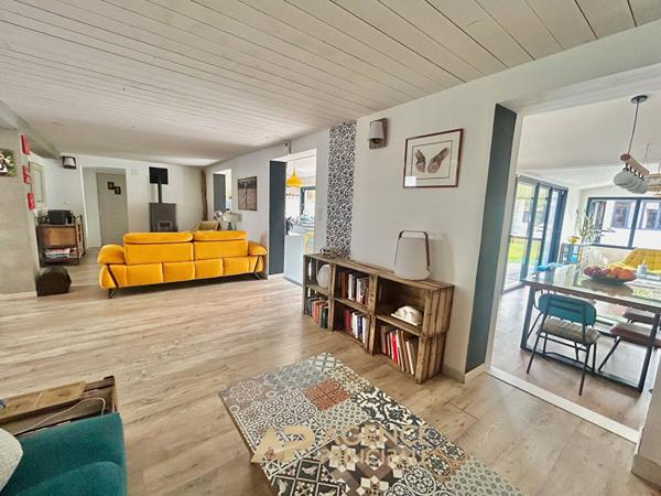 Maison rénovée - 5 chambres - vaste pièce de vie - jardin piscinable €499 000 ** - Référence MN711D