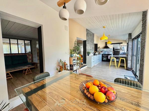 Maison rénovée - 5 chambres - vaste pièce de vie - jardin piscinable €499 000 ** - Référence MN711D