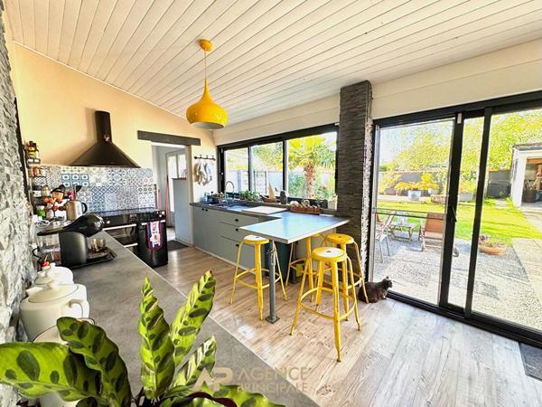 Maison rénovée - 5 chambres - vaste pièce de vie - jardin piscinable €499 000 ** - Référence MN711D