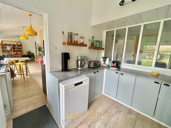 Maison rénovée - 5 chambres - vaste pièce de vie - jardin piscinable €499 000 ** - Référence MN711D