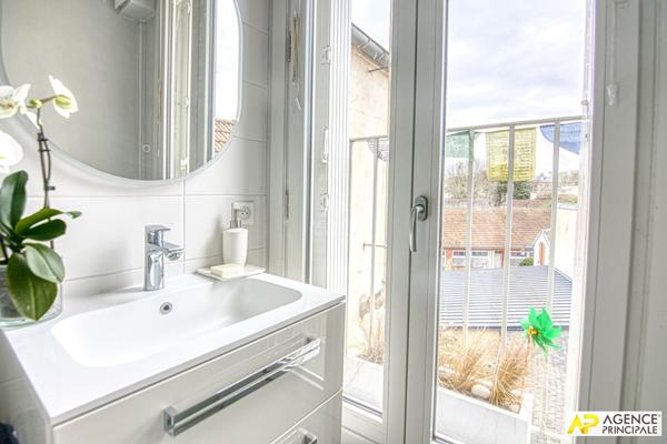 Versailles Mairie-Chantiers Appartement 3 pièces 73.88 m² au sol situé au 2ème étage avec cave et grenier €569 000 ** - Référence 27286