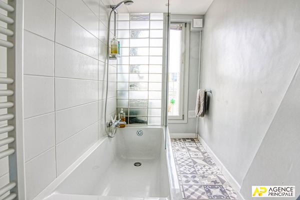 Versailles Mairie-Chantiers Appartement 3 pièces 73.88 m² au sol situé au 2ème étage avec cave et grenier €569 000 ** - Référence 27286