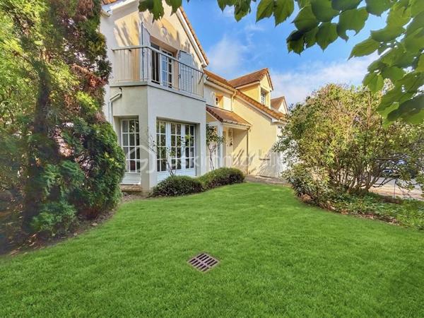 Située dans un environnement résidentiel recherché de Fourqueux, à Saint-Germain-en-Laye et de ses écoles internationales, cette maison construite en 1992 offre environ 135 m² habitables sur un terrain de 395 m².
Dès l’entrée, vous découvrirez un agréable séjour double de 32m2 avec cheminée, baigné de lumière grâce à son bow-window offrant une belle vue sur la nature. Cet espace chaleureux s’ouvre directement sur la terrasse et le jardin, créant une agréable continuité entre l’intérieur et l’extérieur, idéale pour profiter des beaux jours.
La cuisine équipée, fonctionnelle et indépendante, offre également un beau potentiel d’évolution puisqu’elle peut facilement être ouverte sur le séjour afin de créer une vaste pièce de vie conviviale et lumineuse d'environ 42m2.
Le rez-de-chaussée dispose par ailleurs d’une chambre avec salle de douche et WC, un véritable atout pour accueillir des invités, ou bénéficier d’une chambre de plain-pied. De nombreux rangements dans le dégagement viennent compléter ce niveau.
À l’étage, un palier dessert trois chambres, dont une belle suite parentale bénéficiant de sa propre salle de douche et de nombreux placards. Une salle de bains ainsi qu’un WC indépendant complètent l’espace nuit.
À l’extérieur, le jardin et la terrasse offrent un cadre agréable et verdoyant, propice aux moments de détente en famille ou entre amis.
Un garage avec espace buanderie complète ce bien et apporte un espace pratique pour le stationnement, le rangement et les équipements du quotidien.
Cette maison séduit par ses beaux volumes, ses quatre chambres et sa distribution fonctionnelle, avec notamment une chambre au rez-de-chaussée. La présence d’une cheminée, d’une terrasse et d’un jardin lui confère également un cadre de vie chaleureux et agréable.
Enfin, sa situation à 12 mns du T13 pour le RER A et 20 mns à pieds des établissements scolaires internationaux, constitue un atout majeur pour une famille à la recherche d’un environnement privilégié.