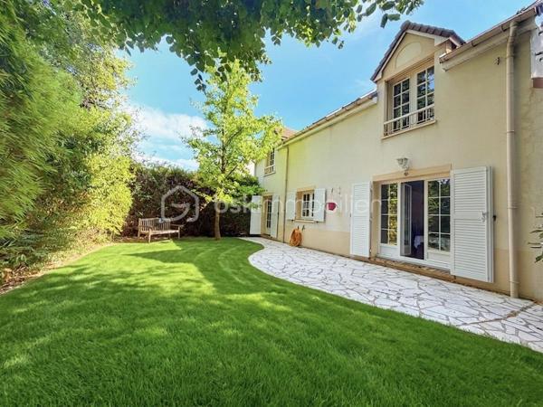Située dans un environnement résidentiel recherché de Fourqueux, à Saint-Germain-en-Laye et de ses écoles internationales, cette maison construite en 1992 offre environ 135 m² habitables sur un terrain de 395 m².
Dès l’entrée, vous découvrirez un agréable séjour double de 32m2 avec cheminée, baigné de lumière grâce à son bow-window offrant une belle vue sur la nature. Cet espace chaleureux s’ouvre directement sur la terrasse et le jardin, créant une agréable continuité entre l’intérieur et l’extérieur, idéale pour profiter des beaux jours.
La cuisine équipée, fonctionnelle et indépendante, offre également un beau potentiel d’évolution puisqu’elle peut facilement être ouverte sur le séjour afin de créer une vaste pièce de vie conviviale et lumineuse d'environ 42m2.
Le rez-de-chaussée dispose par ailleurs d’une chambre avec salle de douche et WC, un véritable atout pour accueillir des invités, ou bénéficier d’une chambre de plain-pied. De nombreux rangements dans le dégagement viennent compléter ce niveau.
À l’étage, un palier dessert trois chambres, dont une belle suite parentale bénéficiant de sa propre salle de douche et de nombreux placards. Une salle de bains ainsi qu’un WC indépendant complètent l’espace nuit.
À l’extérieur, le jardin et la terrasse offrent un cadre agréable et verdoyant, propice aux moments de détente en famille ou entre amis.
Un garage avec espace buanderie complète ce bien et apporte un espace pratique pour le stationnement, le rangement et les équipements du quotidien.
Cette maison séduit par ses beaux volumes, ses quatre chambres et sa distribution fonctionnelle, avec notamment une chambre au rez-de-chaussée. La présence d’une cheminée, d’une terrasse et d’un jardin lui confère également un cadre de vie chaleureux et agréable.
Enfin, sa situation à 12 mns du T13 pour le RER A et 20 mns à pieds des établissements scolaires internationaux, constitue un atout majeur pour une famille à la recherche d’un environnement privilégié.