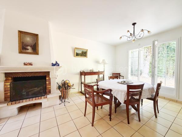 Située dans un environnement résidentiel recherché de Fourqueux, à Saint-Germain-en-Laye et de ses écoles internationales, cette maison construite en 1992 offre environ 135 m² habitables sur un terrain de 395 m².
Dès l’entrée, vous découvrirez un agréable séjour double de 32m2 avec cheminée, baigné de lumière grâce à son bow-window offrant une belle vue sur la nature. Cet espace chaleureux s’ouvre directement sur la terrasse et le jardin, créant une agréable continuité entre l’intérieur et l’extérieur, idéale pour profiter des beaux jours.
La cuisine équipée, fonctionnelle et indépendante, offre également un beau potentiel d’évolution puisqu’elle peut facilement être ouverte sur le séjour afin de créer une vaste pièce de vie conviviale et lumineuse d'environ 42m2.
Le rez-de-chaussée dispose par ailleurs d’une chambre avec salle de douche et WC, un véritable atout pour accueillir des invités, ou bénéficier d’une chambre de plain-pied. De nombreux rangements dans le dégagement viennent compléter ce niveau.
À l’étage, un palier dessert trois chambres, dont une belle suite parentale bénéficiant de sa propre salle de douche et de nombreux placards. Une salle de bains ainsi qu’un WC indépendant complètent l’espace nuit.
À l’extérieur, le jardin et la terrasse offrent un cadre agréable et verdoyant, propice aux moments de détente en famille ou entre amis.
Un garage avec espace buanderie complète ce bien et apporte un espace pratique pour le stationnement, le rangement et les équipements du quotidien.
Cette maison séduit par ses beaux volumes, ses quatre chambres et sa distribution fonctionnelle, avec notamment une chambre au rez-de-chaussée. La présence d’une cheminée, d’une terrasse et d’un jardin lui confère également un cadre de vie chaleureux et agréable.
Enfin, sa situation à 12 mns du T13 pour le RER A et 20 mns à pieds des établissements scolaires internationaux, constitue un atout majeur pour une famille à la recherche d’un environnement privilégié.