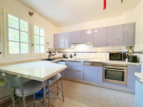 Située dans un environnement résidentiel recherché de Fourqueux, à Saint-Germain-en-Laye et de ses écoles internationales, cette maison construite en 1992 offre environ 135 m² habitables sur un terrain de 395 m².
Dès l’entrée, vous découvrirez un agréable séjour double de 32m2 avec cheminée, baigné de lumière grâce à son bow-window offrant une belle vue sur la nature. Cet espace chaleureux s’ouvre directement sur la terrasse et le jardin, créant une agréable continuité entre l’intérieur et l’extérieur, idéale pour profiter des beaux jours.
La cuisine équipée, fonctionnelle et indépendante, offre également un beau potentiel d’évolution puisqu’elle peut facilement être ouverte sur le séjour afin de créer une vaste pièce de vie conviviale et lumineuse d'environ 42m2.
Le rez-de-chaussée dispose par ailleurs d’une chambre avec salle de douche et WC, un véritable atout pour accueillir des invités, ou bénéficier d’une chambre de plain-pied. De nombreux rangements dans le dégagement viennent compléter ce niveau.
À l’étage, un palier dessert trois chambres, dont une belle suite parentale bénéficiant de sa propre salle de douche et de nombreux placards. Une salle de bains ainsi qu’un WC indépendant complètent l’espace nuit.
À l’extérieur, le jardin et la terrasse offrent un cadre agréable et verdoyant, propice aux moments de détente en famille ou entre amis.
Un garage avec espace buanderie complète ce bien et apporte un espace pratique pour le stationnement, le rangement et les équipements du quotidien.
Cette maison séduit par ses beaux volumes, ses quatre chambres et sa distribution fonctionnelle, avec notamment une chambre au rez-de-chaussée. La présence d’une cheminée, d’une terrasse et d’un jardin lui confère également un cadre de vie chaleureux et agréable.
Enfin, sa situation à 12 mns du T13 pour le RER A et 20 mns à pieds des établissements scolaires internationaux, constitue un atout majeur pour une famille à la recherche d’un environnement privilégié.