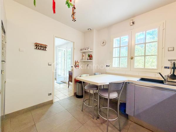 Située dans un environnement résidentiel recherché de Fourqueux, à Saint-Germain-en-Laye et de ses écoles internationales, cette maison construite en 1992 offre environ 135 m² habitables sur un terrain de 395 m².
Dès l’entrée, vous découvrirez un agréable séjour double de 32m2 avec cheminée, baigné de lumière grâce à son bow-window offrant une belle vue sur la nature. Cet espace chaleureux s’ouvre directement sur la terrasse et le jardin, créant une agréable continuité entre l’intérieur et l’extérieur, idéale pour profiter des beaux jours.
La cuisine équipée, fonctionnelle et indépendante, offre également un beau potentiel d’évolution puisqu’elle peut facilement être ouverte sur le séjour afin de créer une vaste pièce de vie conviviale et lumineuse d'environ 42m2.
Le rez-de-chaussée dispose par ailleurs d’une chambre avec salle de douche et WC, un véritable atout pour accueillir des invités, ou bénéficier d’une chambre de plain-pied. De nombreux rangements dans le dégagement viennent compléter ce niveau.
À l’étage, un palier dessert trois chambres, dont une belle suite parentale bénéficiant de sa propre salle de douche et de nombreux placards. Une salle de bains ainsi qu’un WC indépendant complètent l’espace nuit.
À l’extérieur, le jardin et la terrasse offrent un cadre agréable et verdoyant, propice aux moments de détente en famille ou entre amis.
Un garage avec espace buanderie complète ce bien et apporte un espace pratique pour le stationnement, le rangement et les équipements du quotidien.
Cette maison séduit par ses beaux volumes, ses quatre chambres et sa distribution fonctionnelle, avec notamment une chambre au rez-de-chaussée. La présence d’une cheminée, d’une terrasse et d’un jardin lui confère également un cadre de vie chaleureux et agréable.
Enfin, sa situation à 12 mns du T13 pour le RER A et 20 mns à pieds des établissements scolaires internationaux, constitue un atout majeur pour une famille à la recherche d’un environnement privilégié.